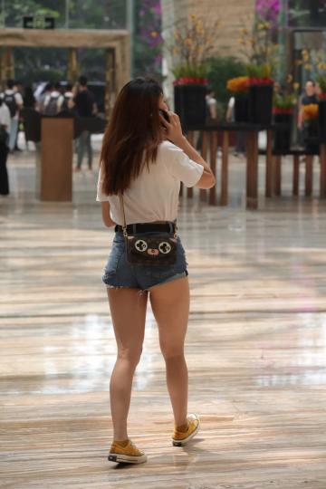 在逛街的美女姐姐，身材性感微丰