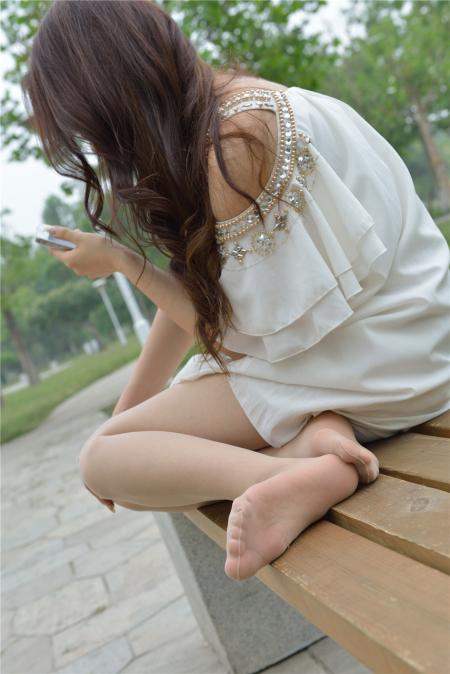 温柔可人美女若溪肉丝美腿公园外拍