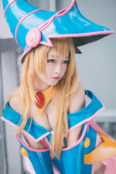 巨乳少女的酥胸半露黑魔导女孩ブラック·マジシャン·ガール  Dark Magician Girl Cosplay