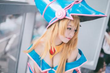 巨乳少女的酥胸半露黑魔导女孩ブラック·マジシャン·ガール  Dark Magician Girl Cosplay