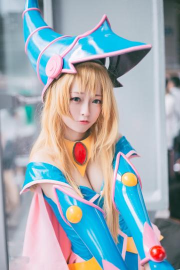 巨乳少女的酥胸半露黑魔导女孩ブラック·マジシャン·ガール  Dark Magician Girl Cosplay
