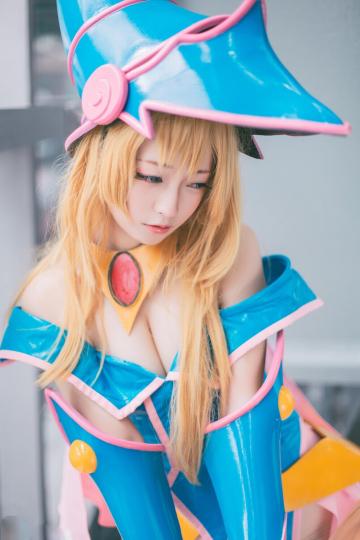 巨乳少女的酥胸半露黑魔导女孩ブラック·マジシャン·ガール  Dark Magician Girl Cosplay