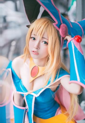 巨乳少女的酥胸半露黑魔导女孩ブラック·マジシャン·ガール  Dark Magician Girl Cosplay