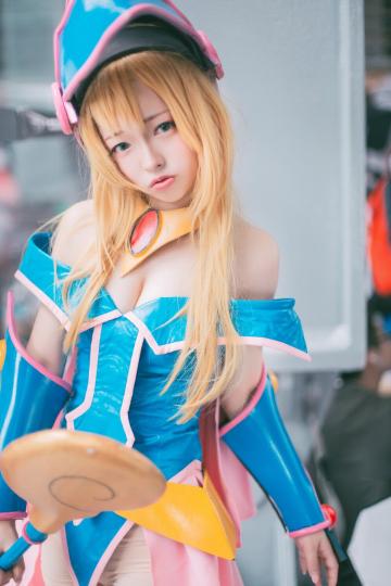 巨乳少女的酥胸半露黑魔导女孩ブラック·マジシャン·ガール  Dark Magician Girl Cosplay