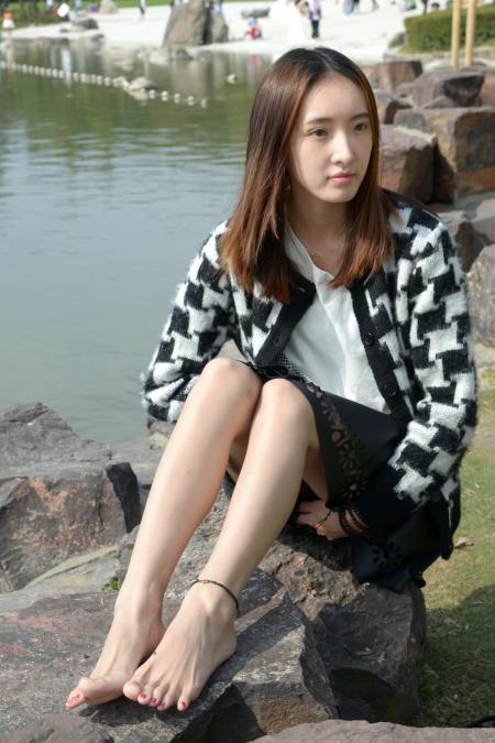 湖边的莉莉