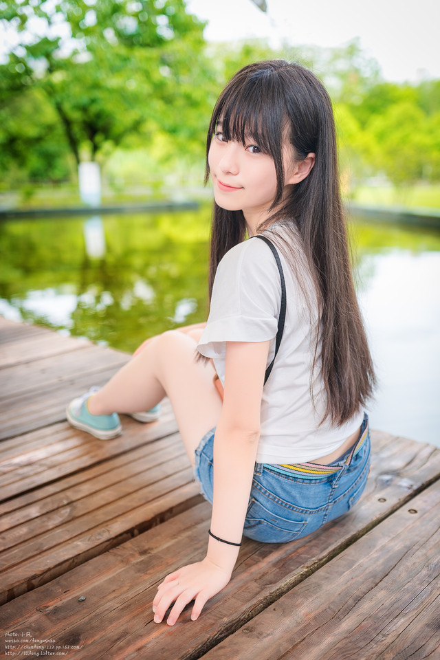 夏日开心漫步萝莉学生妹