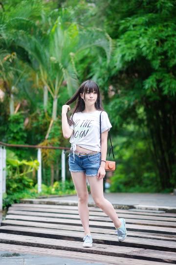 夏日开心漫步萝莉学生妹