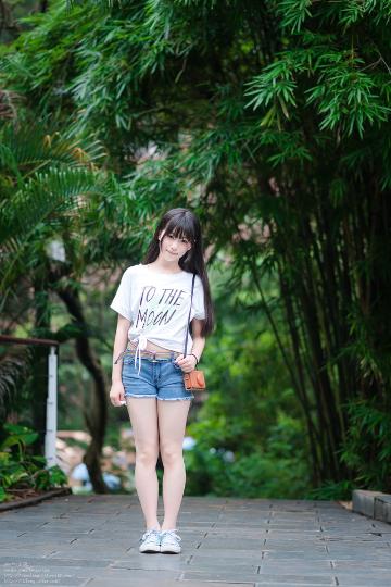 夏日开心漫步萝莉学生妹
