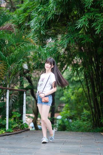 夏日开心漫步萝莉学生妹