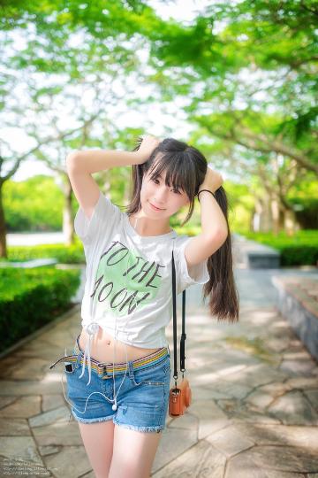 夏日开心漫步萝莉学生妹