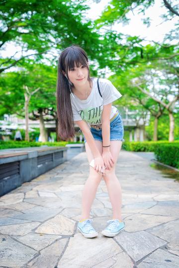 夏日开心漫步萝莉学生妹