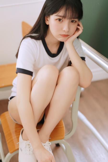 虎牙美女主播赵小臭写真 - 教室篇