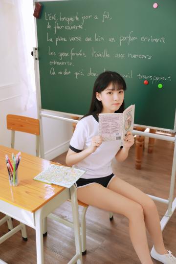虎牙美女主播赵小臭写真 - 教室篇