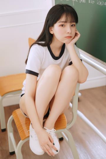 虎牙美女主播赵小臭写真 - 教室篇