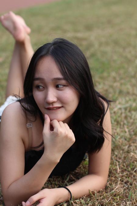 高挑美女的黑色凉鞋高跟
