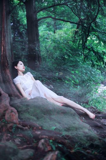 纯白少女光脚丫摄影写真