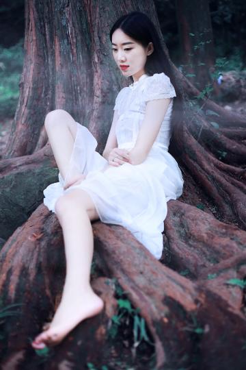 纯白少女光脚丫摄影写真