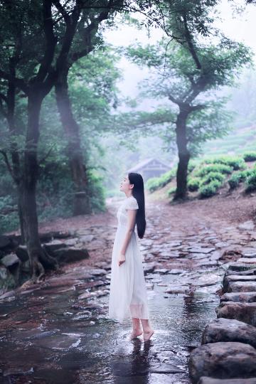 纯白少女光脚丫摄影写真