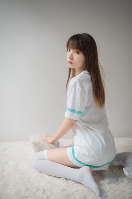 穿白丝的娇媚小美女