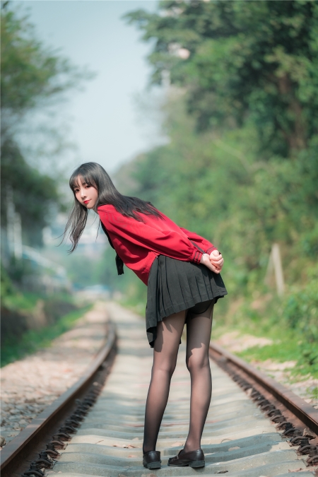 火车轨上的红色JK少女