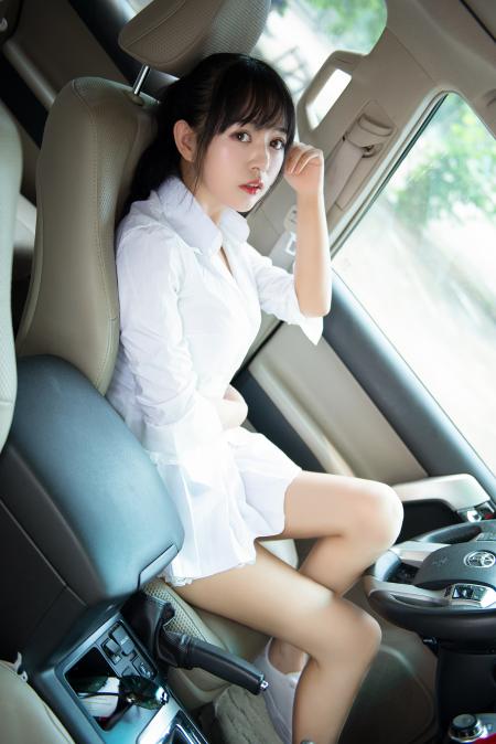 车上的吃鸡少女
