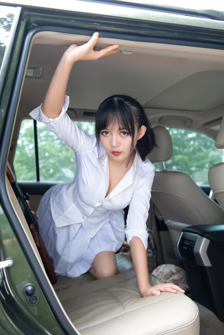 车上的吃鸡少女