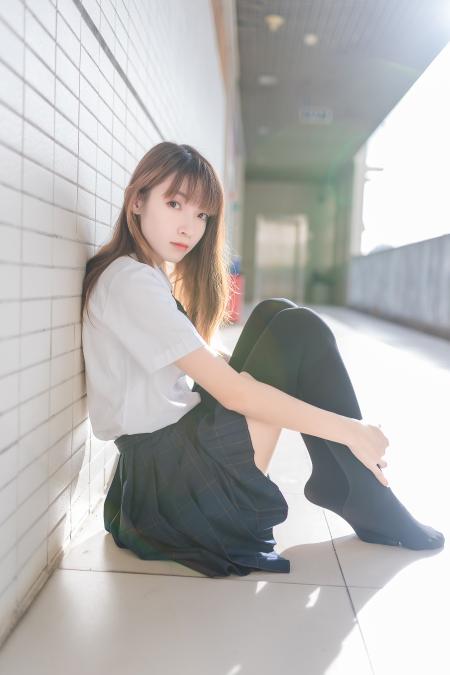 风之领域写真 学校走廊里的妹子果腿
