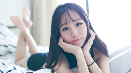 床上可爱的美女