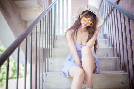 紫色吊带裙小姐姐