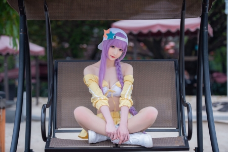 紫色头发戴帽子黄色衣服美女Cosplay