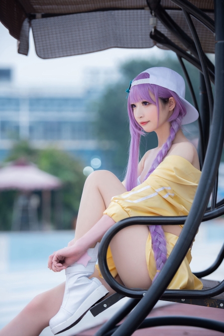 紫色头发戴帽子黄色衣服美女Cosplay