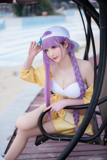 紫色头发戴帽子黄色衣服美女Cosplay