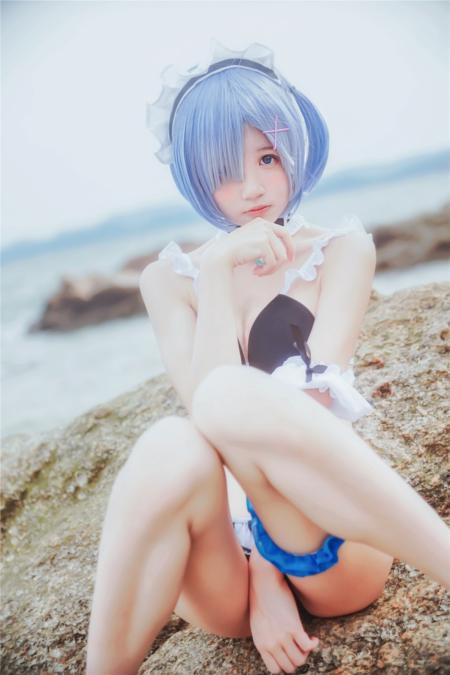 光脚裸足在海边的蕾姆COS @桜桃喵 性感写真