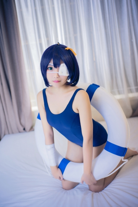 单眼Cosplay蓝色头发泳装美眉