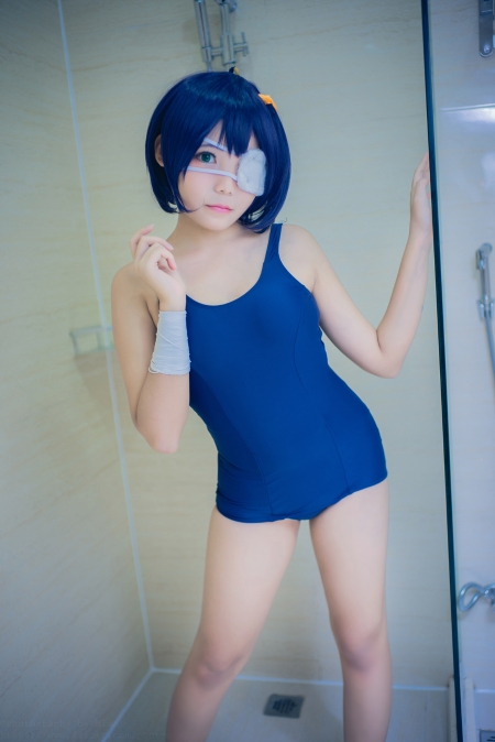 单眼Cosplay蓝色头发泳装美眉