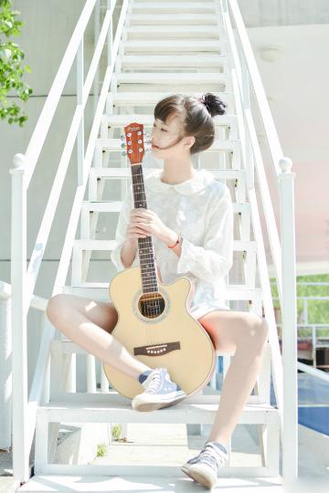 白皙美腿衬衫文艺吉他女孩清新写真
