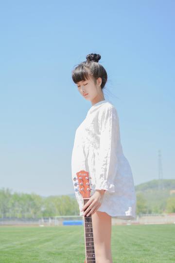 白皙美腿衬衫文艺吉他女孩清新写真
