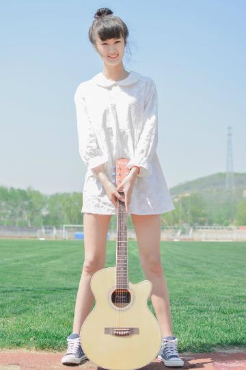 白皙美腿衬衫文艺吉他女孩清新写真