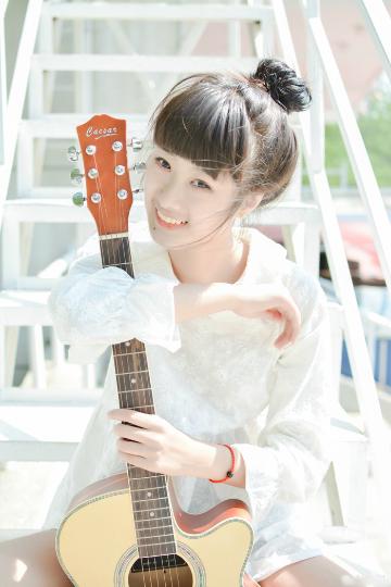 白皙美腿衬衫文艺吉他女孩清新写真