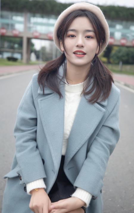 灰色外套戴帽子的开朗女孩旋旋的肉丝