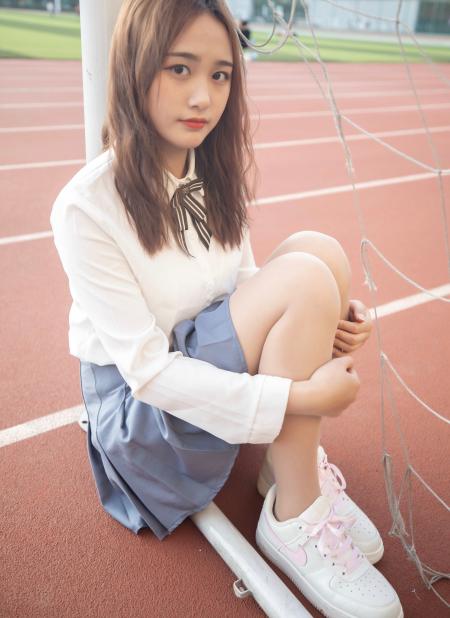 操场上的美女肉丝