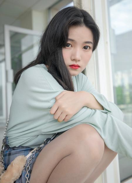绿色上方格子短裙白丝美眉
