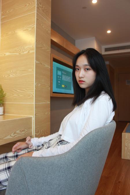 18岁超高颜值美少女格仔长裤玉足单反写真