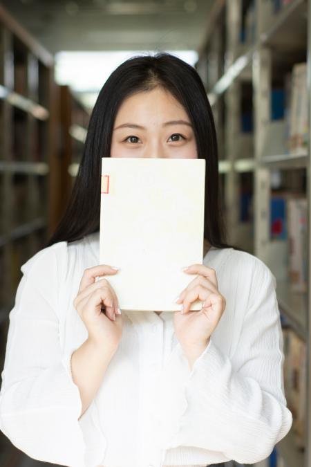 人像攝影样片修图素材-安静的学校图书馆(.nef格式)