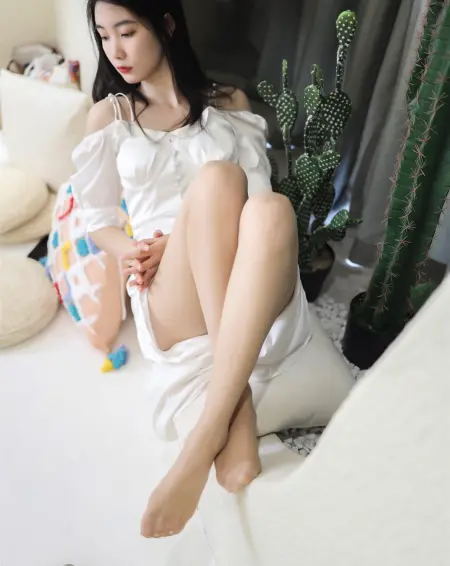 白色长裙美女丝袜