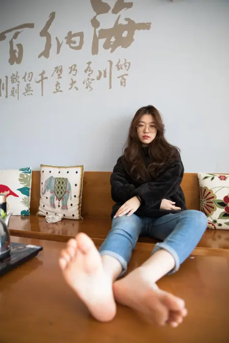 俊俏小女子美足