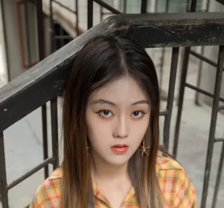 橙色格子衬衣美女肉丝
