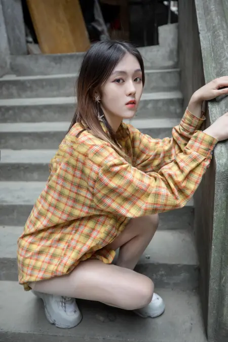 橙色格子衬衣美女肉丝