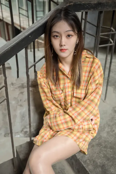 橙色格子衬衣美女肉丝