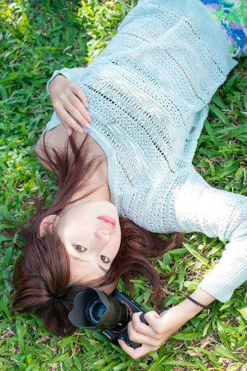 清纯邻家女孩的香肩诱惑